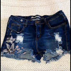 Denim flower embedded shorts